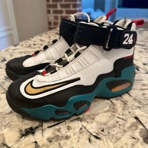 Ken Griffey #24 Shoes; Excellent condition; only worn a couple of times